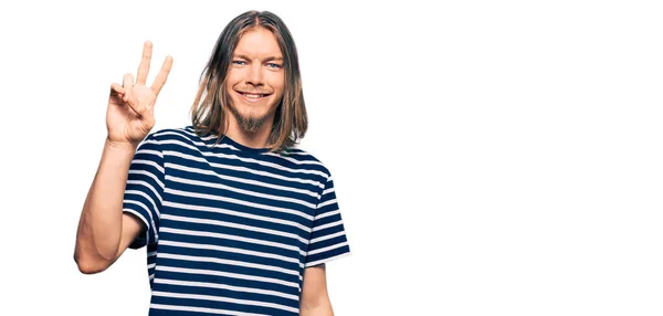 Schöner Kaukasischer Mann Mit Langen Haaren Trägt Lässig Gestreiftes Shirt — Stockfoto