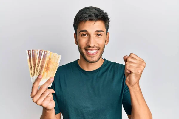 Young Handsome Man Holding 500 Norwegian Krone Banknotes Screaming Proud —  Fotos de Stock