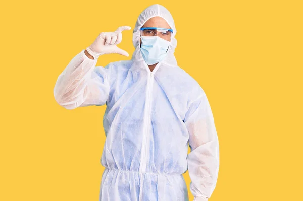 Homem Hispânico Jovem Vestindo Uniforme Coronavírus Proteção Médica Máscara Médica — Fotografia de Stock
