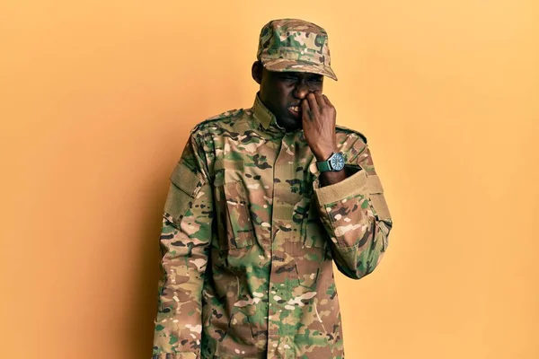Fiatal Afro Amerikai Férfi Katonai Egyenruhát Visel Stresszesnek Idegesnek Tűnik — Stock Fotó