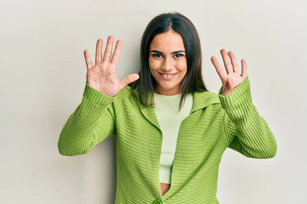 Genç Esmer Kadın Gündelik Giysiler Giyip Dokuz Numaralı Parmaklarıyla Işaret — Stok fotoğraf