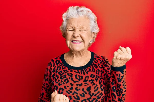 Donna Anziana Dai Capelli Grigi Indossa Abiti Casual Che Celebrano — Foto Stock