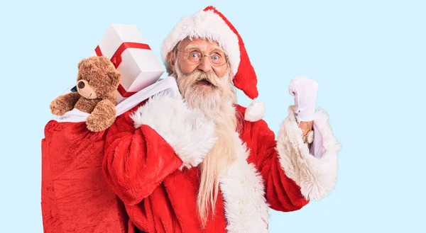 Old Senior Man Grey Hair Long Beard Wearing Santa Claus — 스톡 사진