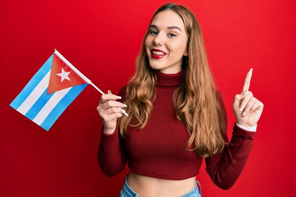 Jonge Blonde Vrouw Met Cuba Vlag Glimlachend Met Een Idee — Stockfoto