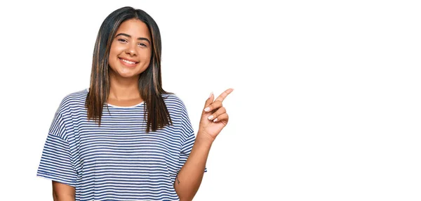 Menina Latina Usando Roupas Casuais Com Grande Sorriso Rosto Apontando — Fotografia de Stock
