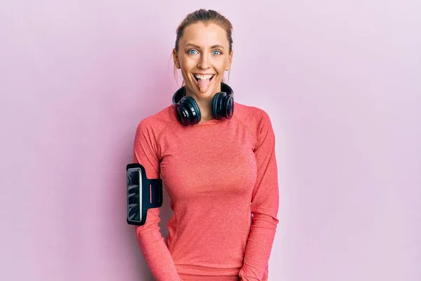 Schöne Kaukasische Frau Sportbekleidung Und Armband Das Die Zunge Herausstreckt — Stockfoto