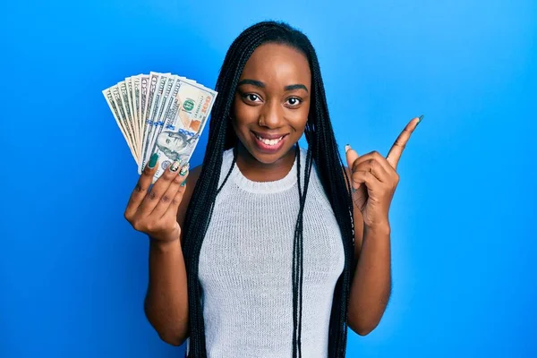 Mladá Africká Americká Žena Drží Dolarů Úsměvem Šťastný Ukazující Rukou — Stock fotografie