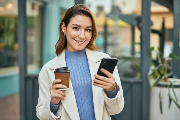 Mujer Hispana Joven Usando Smartphone Tomando Café Ciudad — Foto de Stock