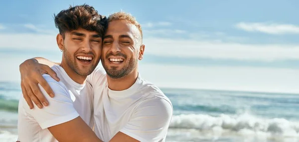 Tineri Gay Cuplu Zâmbind Fericit Îmbrățișare Plaja — Fotografie, imagine de stoc