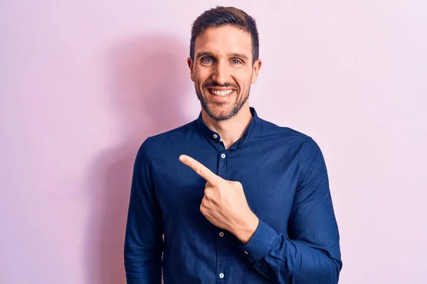 Joven Hombre Guapo Con Camisa Casual Pie Sobre Fondo Rosa — Foto de Stock