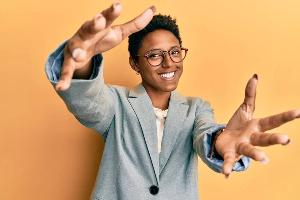 Chica Afroamericana Joven Con Chaqueta Negocios Gafas Mirando Cámara Sonriendo —  Fotos de Stock