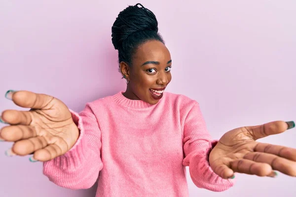Junge Afrikanisch Amerikanische Frau Lässigem Winterpullover Lächelt Fröhlich Und Bietet — Stockfoto