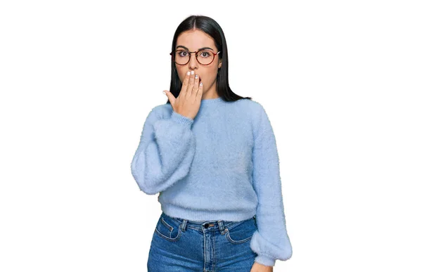 カジュアルな服と眼鏡を身に着けている若いヒスパニック系の女性は手で口をカバー疲れあくび退屈 落ち着きもなく眠気もなく — ストック写真