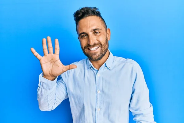 Bonito Homem Com Barba Vestindo Roupas Casuais Mostrando Apontando Para — Fotografia de Stock