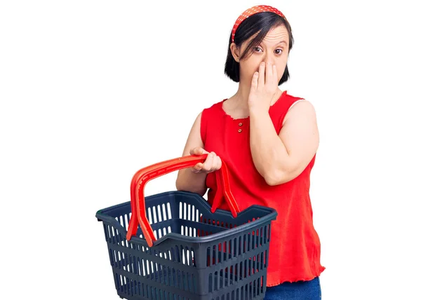 Brunette Woman Syndrome Holding Supermarket Shopping Basket Covering Mouth Hand — Stock Photo, Image