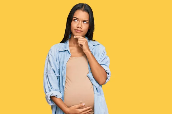 Mooie Latijns Amerikaanse Vrouw Verwacht Een Baby Die Zwanger Buik — Stockfoto