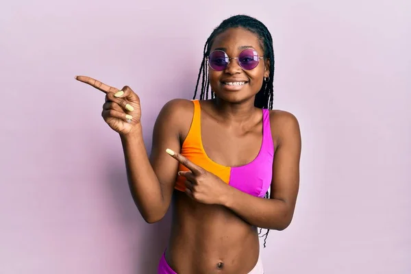 Junge Afrikanisch Amerikanische Frau Mit Bikini Und Sonnenbrille Lächelt Und — Stockfoto