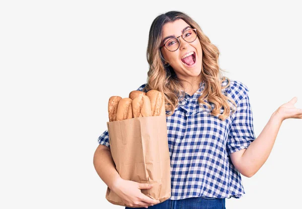 Ung Kaukasisk Kvinna Håller Papperspåse Med Bröd Firar Seger Med — Stockfoto