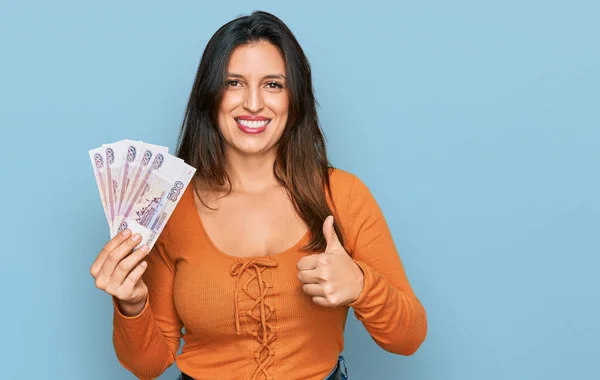 Hermosa Mujer Hispana Sosteniendo Billetes Rusos 500 Rublos Sonriendo Feliz —  Fotos de Stock