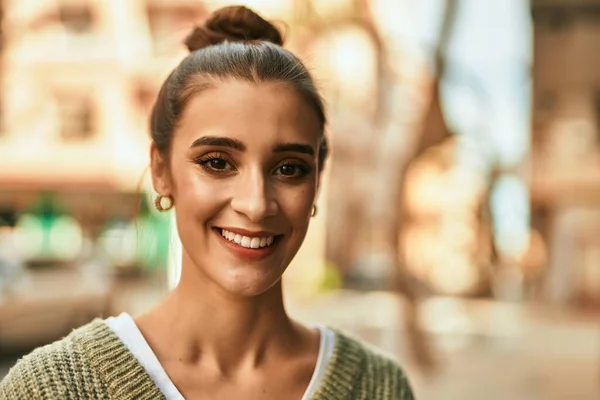 Mooie Brunette Vrouw Glimlachen Gelukkig Zelfverzekerd Buiten Stad Een Zonnige — Stockfoto