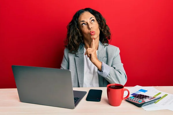 Schöne Frau Mittleren Alters Die Büro Arbeitet Eine Tasse Kaffee — Stockfoto