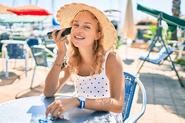 Joven Hermosa Mujer Caucásica Con Pelo Rubio Sonriendo Feliz Aire —  Fotos de Stock