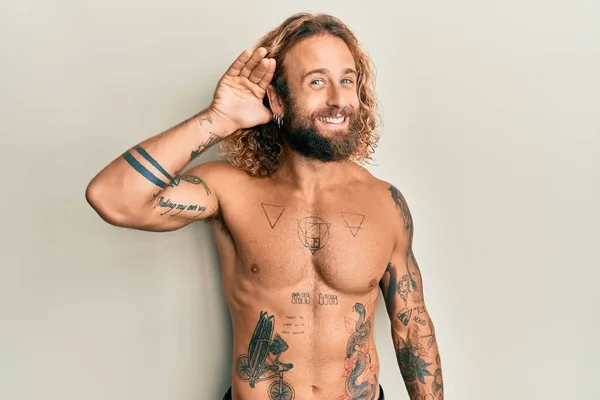 Όμορφος Άντρας Γενειάδα Και Μακριά Μαλλιά Στέκεται Γυμνός Δείχνει Τατουάζ — Φωτογραφία Αρχείου