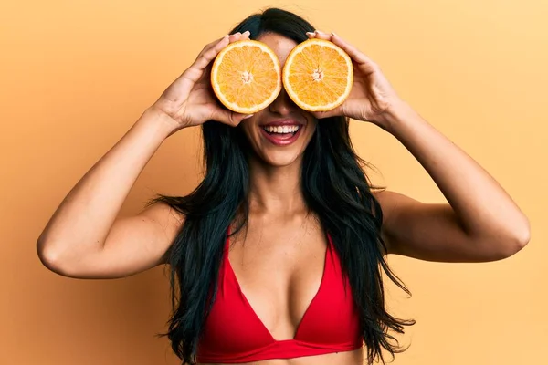Vacker Latinamerikansk Kvinna Klädd Bikini Med Orange Ögonen Leende Och — Stockfoto