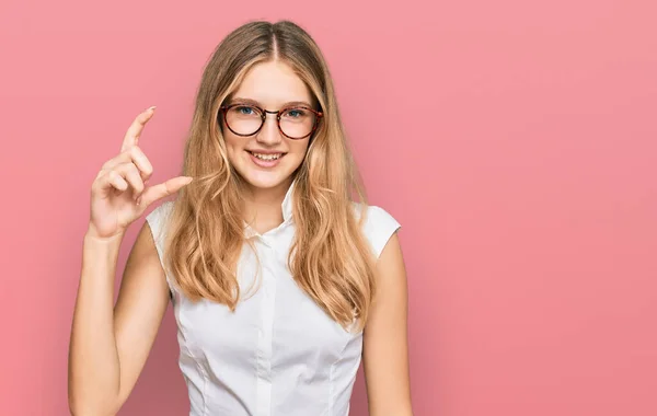 Vacker Ung Kaukasiska Flicka Bär Casual Kläder Och Glasögon Leende — Stockfoto