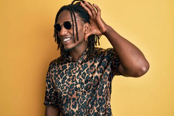 Hombre Afroamericano Con Trenzas Con Camisa Animal Estampada Gafas Sol —  Fotos de Stock