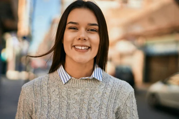 Menina Hispânica Jovem Sorrindo Feliz Cidade — Fotografia de Stock