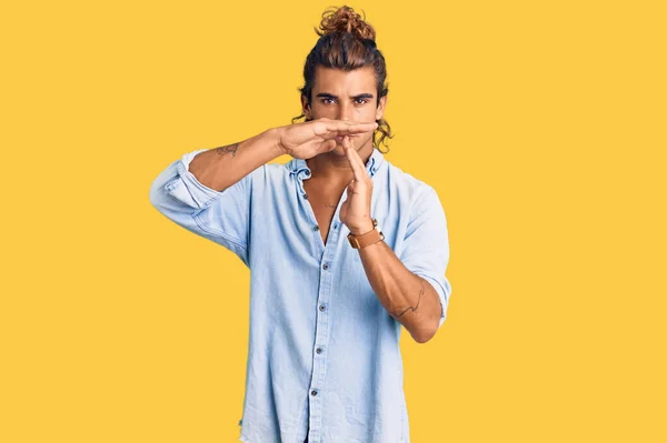 Νεαρός Ισπανός Που Φοράει Καλοκαιρινό Στυλ Κάνει Διάλειμμα Χέρια Απογοητευμένο — Φωτογραφία Αρχείου