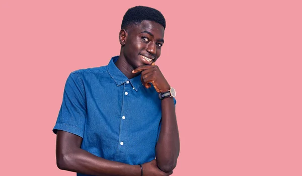 Young African American Man Wearing Casual Clothes Looking Confident Camera — Stock Photo, Image