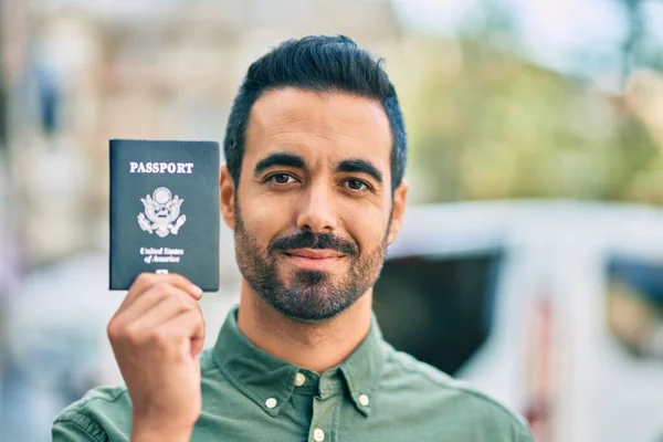 Jovem Hispânico Sorrindo Feliz Segurando Passaporte Dos Estados Unidos Cidade — Fotografia de Stock