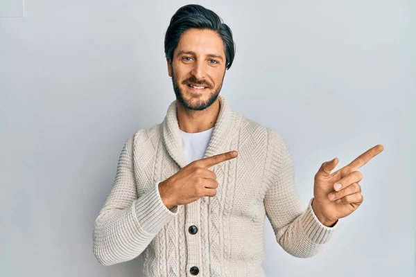 Joven Hispano Vestido Con Ropa Casual Sonriendo Mirando Cámara Apuntando — Foto de Stock