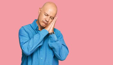 Orta yaşlı kel bir adam, günlük giysiler içinde uyur, yorgun düşler kurar ve elleri ile poz verir, gözleri kapalı gülümserdi.. 