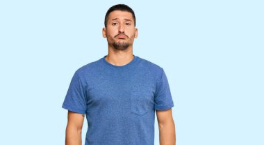 Depresyonda ve üzüntüden ağlayan, sinirli ve korkmuş dövmeli yakışıklı bir adam. hüzünlü ifade. 