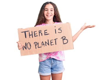 Sevimli İspanyol çocuk elinde B gezegeni bayrağı yok zaferi mutlu bir gülümsemeyle ve ellerini kaldırarak kazanan ifadeyle kutlayan. 