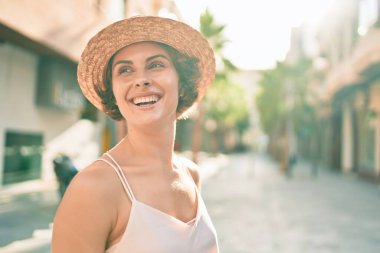 Genç İspanyol kadın tatilde. Gülümsüyor. Şehrin caddesinde mutlu yürüyüşler.