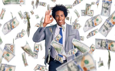 Afro saçlı, iş ceketi giyen, gülümseyen ve el ve parmaklarıyla imza atan yakışıklı Afro-Amerikan. başarılı ifade.