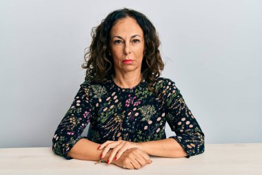 Orta yaşlı, güzel bir kadın. Günlük giysiler giymiş. Depresyonda ve üzüntüden ağlıyor. hüzünlü ifade. 