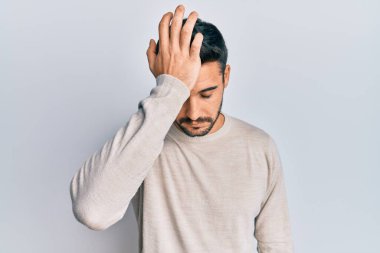 Gündelik giysiler giyen genç İspanyol bir adam hata için el ele tutuşup şaşırdı. Hatayı hatırla. Unuttum, kötü hafıza kavramı. 