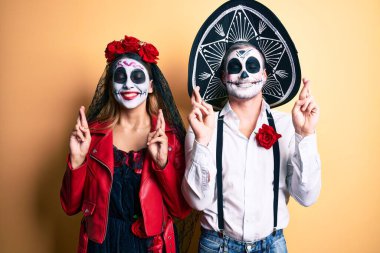 Sarı işaret parmağı üzerinde ölü kostümün giyildiği gün umut ve gözlerin kapalı bir şekilde gülümseyen çift. Şans ve batıl inançlar. 