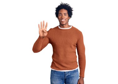 Yakışıklı Afro saçlı, sıradan giyinmiş, dört numarayı işaret eden, kendinden emin ve mutlu gülümseyen Afro-Amerikan adam.. 