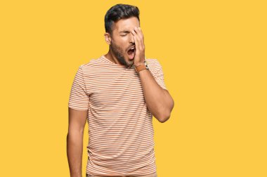 Yakışıklı, sıradan kıyafetler giyen, yarı yüzünü, göz ve ağzını eliyle kapayarak esnemekten yorgun düşmüş İspanyol bir adam. Yüzüm acıyor.. 