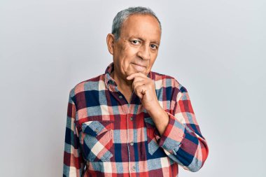 Son sınıf İspanyol 'u sıradan kıyafetler giyip kameraya kolları çapraz ve çenesi açık gülümsüyor. Olumlu düşünmek. 