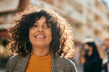 Genç İspanyol iş kadını şehirde mutlu mesut ayakta duruyor..