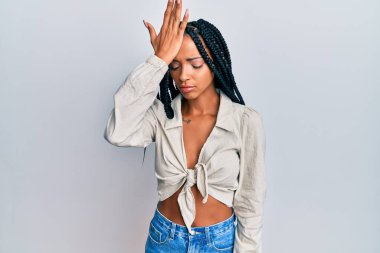 Gündelik giysiler giyen güzel İspanyol kadın bir hata sonucu el ele tutuşup şaşırdı. Hatayı hatırla. Unuttum, kötü hafıza kavramı. 