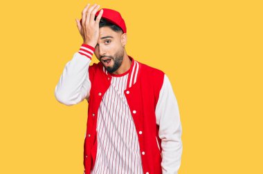 Beyzbol üniforması giyen sakallı genç adam bir hata sonucu el ele verip şaşırdı. Hatayı hatırla. Unuttum, kötü hafıza kavramı. 