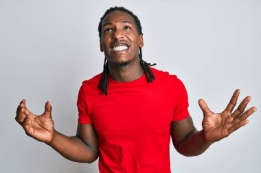 Sıradan kıyafetler giyen, deli gibi bağıran, agresif ifade ve kollarıyla bağıran Afro-Amerikan bir adam. hüsran kavramı. 